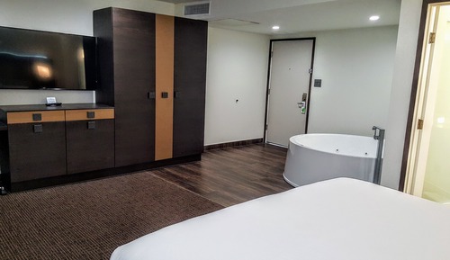 Loft romántico, 1 cama de matrimonio grande, bañera de hidromasaje, vistas a la piscina