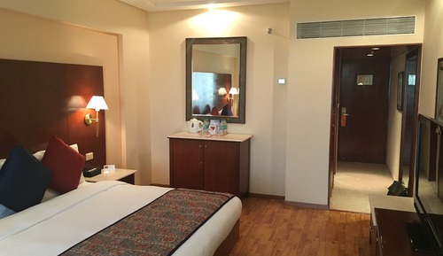 The Lalit Deluxe Room Twin Bed