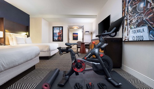 Habitación, 2 camas de matrimonio (w/ Peloton Bike)