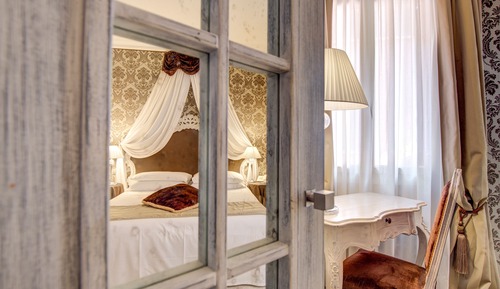 Suite, en edificio anexo (Residence access by stairs only)