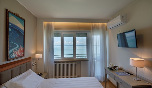 Habitación superior con 1 cama doble o 2 individuales, vistas al lago