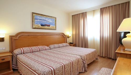 Suite, terraza, vistas parciales al mar