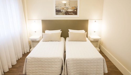 Luxo Superior Twin - 2 Camas Solteiro e 1 Sofá Cama