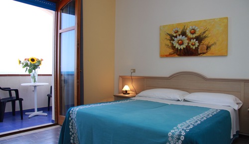 Habitación panorámica con 1 cama doble o 2 individuales, bañera, frente al mar