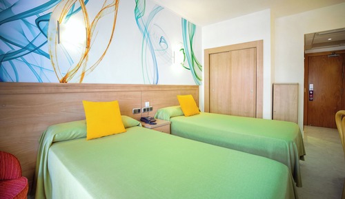 Habitación doble, vistas parciales al mar (2 Adults + 1 Child)