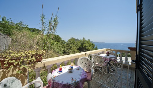 Habitación triple, vistas parciales al mar