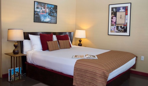 Standard Double Room, 1 King Bed, Refrigerator & Microwave, Poolside