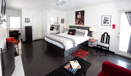 Premium Studio Suite, 1 King Bed, Refrigerator & Microwave, Poolside