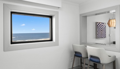 Schooner Oceanfront Deluxe Queen Studio