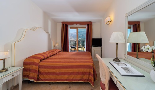Habitación cuádruple, balcón, vistas parciales al mar