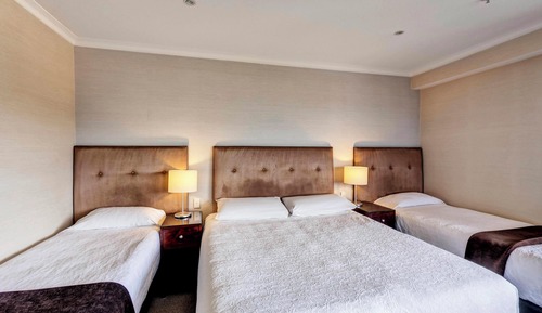 Habitación triple, varias camas