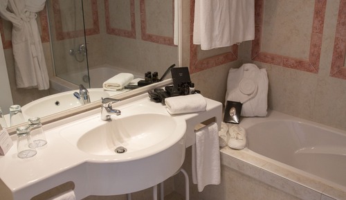 Habitación estándar, varias camas, bañera, vistas a la piscina