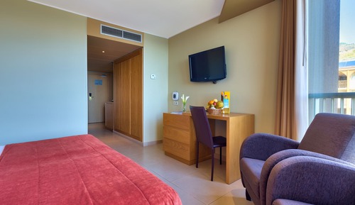 Habitación clásica con 2 camas individuales, vistas parciales al mar