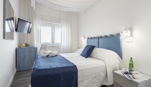 Habitación clásica con 1 cama doble o 2 individuales, vistas al mar