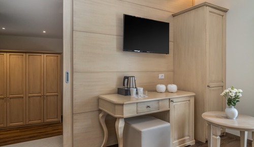 Suite Grand, 1 cama de matrimonio con sofá cama, frigorífico, en la zona del jardín