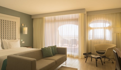 Habitación con 1 cama doble o 2 individuales, vistas parciales al mar