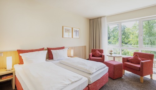 Habitación superior con 1 cama doble o 2 individuales, vistas al jardín
