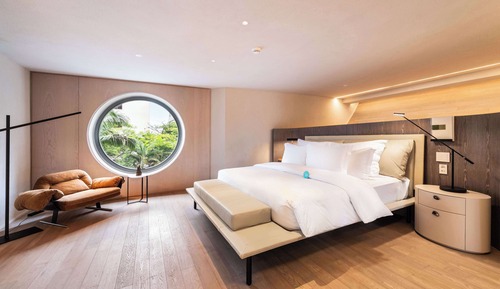 Suite (Rodeo Drive)