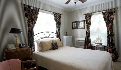 Standard Queen Room 