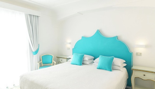 Habitación superior con 1 cama doble o 2 individuales, balcón, vistas al mar