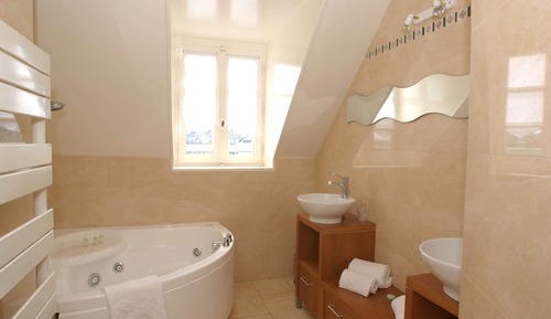 Suite junior, 1 cama de matrimonio, bañera de hidromasaje, vistas al puerto (Jetted Tub)
