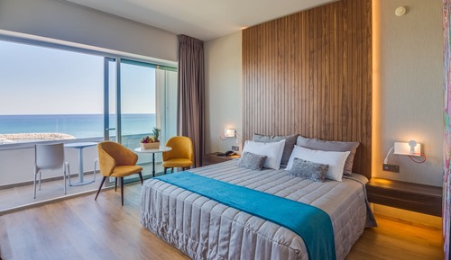 Habitación superior, vistas parciales al mar