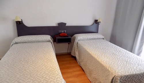 Habitación con 2 camas individuales