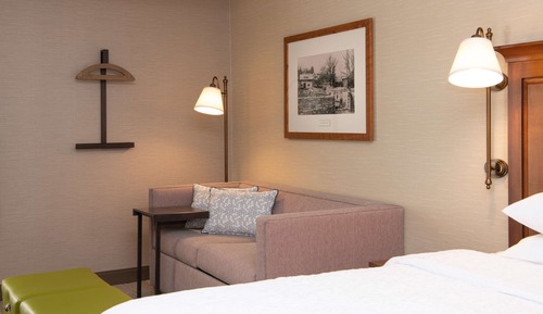 1 cama de matrimonio grande y 1 sofá cama (Study)