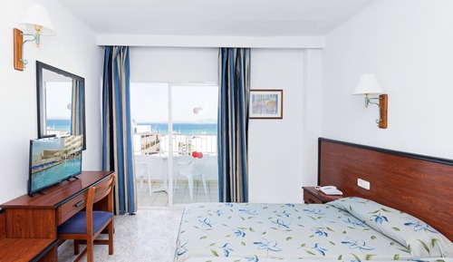 Habitación básica con 2 camas individuales, balcón