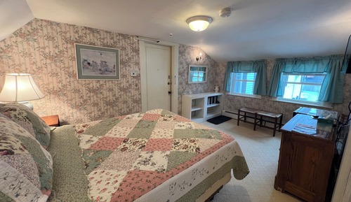 Deluxe Room (Queen w/tub)