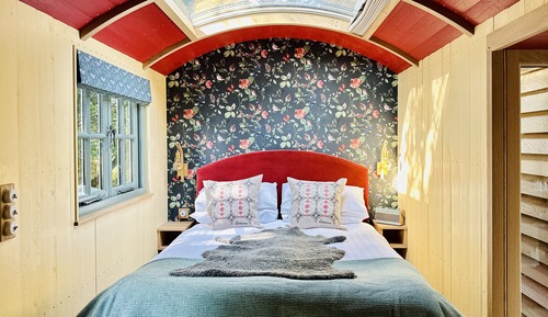 Suite (Couples Woodland, Luxury Shepherd Hut)