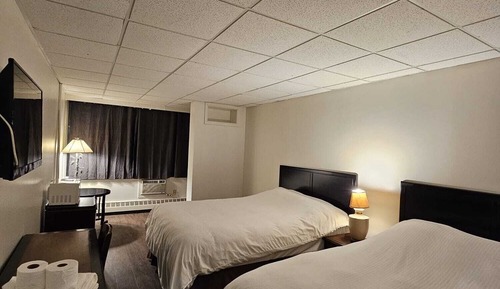 Habitación estándar, 2 camas de matrimonio, Acceso al salón del club, junto al lago