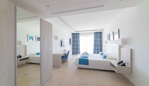 Habitación Confort con 1 cama doble o 2 individuales (Construction visible from this room)