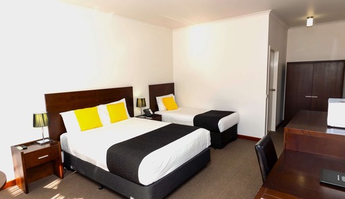 Habitación superior (Queen Bed & Two Single Bed)