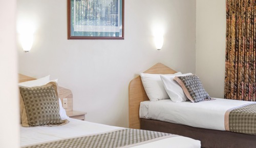 Habitación estándar con 2 camas individuales, varias camas, bañera