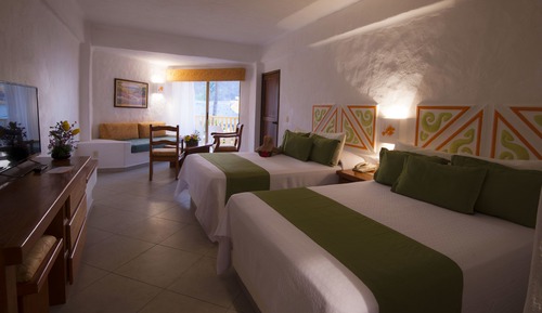 Habitación estándar, 2 camas dobles, vistas parciales al mar