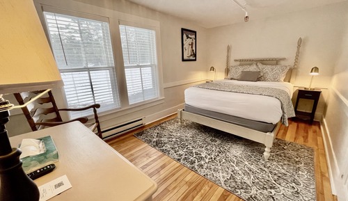 Classic Queen Room with Detached Private Bath, Non Smoking