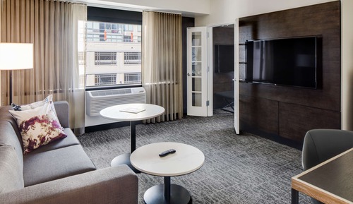 Suite, 1 cama de matrimonio grande, vistas a la ciudad, en esquina