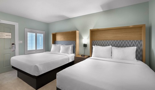 Habitación Deluxe, 2 camas de matrimonio, vistas parciales al mar