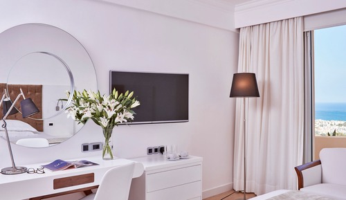 Habitación estándar con 1 cama doble o 2 individuales, vistas parciales al mar