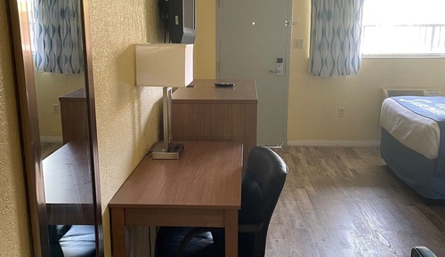 Habitación, 2 camas dobles, no fumadores (Mobility/Hearing,roll-in shower)
