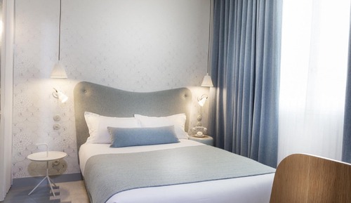 Habitación individual clásica (with a large bed)