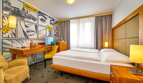 Habitación superior con 1 cama doble o 2 individuales, vistas a la ciudad