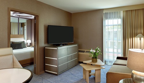 Suite, 1 cama de matrimonio grande, en esquina (H1)