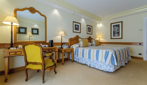 Habitación con 1 cama doble o 2 individuales, vistas al jardín