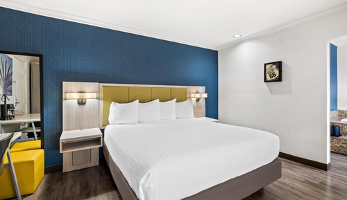 Suite, 1 cama de matrimonio grande, bañera de hidromasaje, en la zona del patio