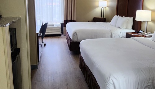 Habitación estándar, 2 camas de matrimonio, no fumadores (Accessible)