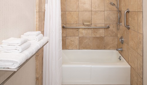 Habitación estándar, 2 camas de matrimonio, bañera accesible (Mobility Accessible)