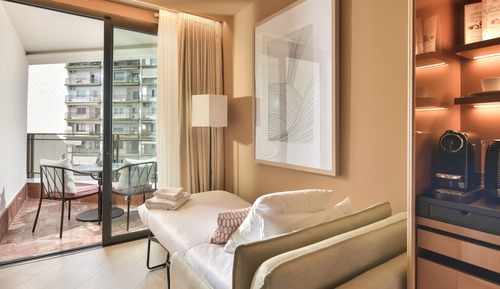 Habitación doble, 1 cama de matrimonio grande con sofá cama (2 adults + 1 child)