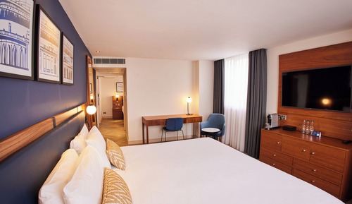 Deluxe Family Room Sleeps 4